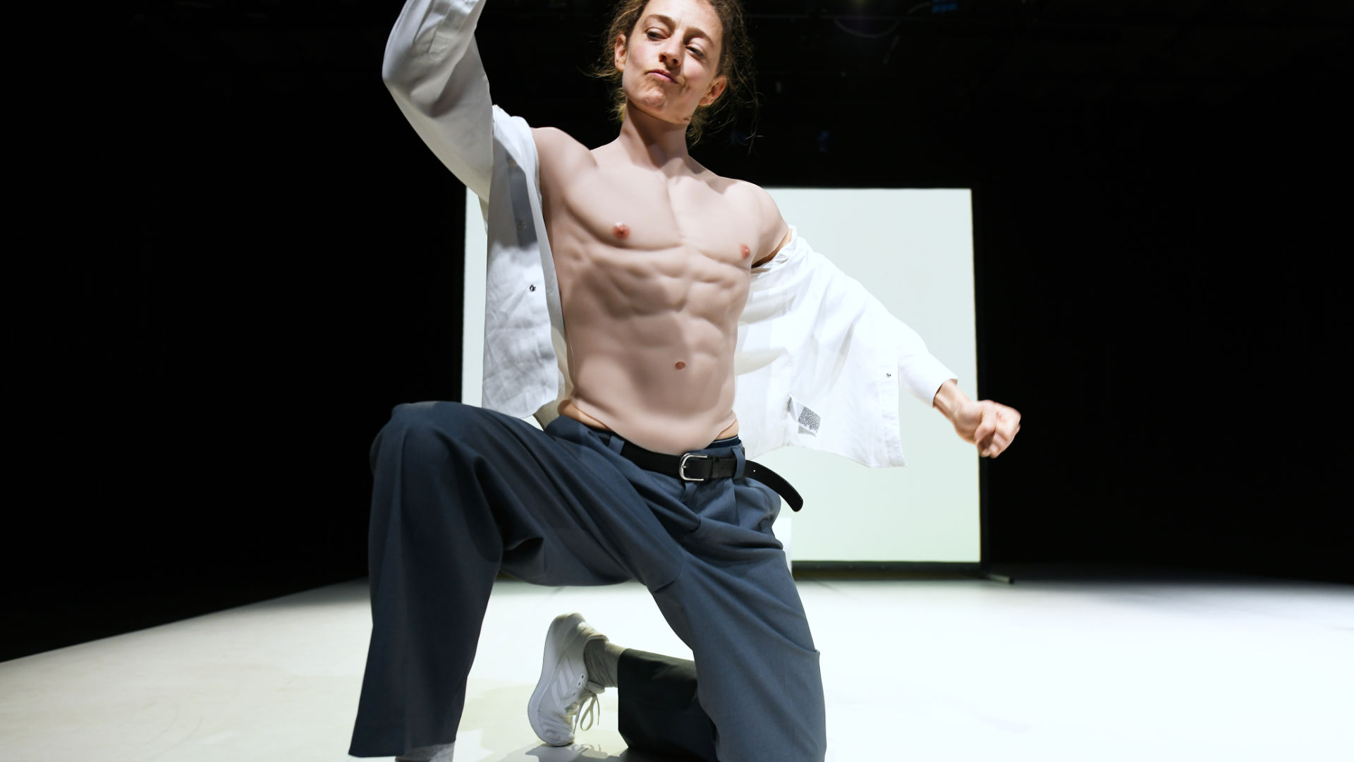 Jamoat joylarida erotik video Yalangoch va kulgili fotosuratlar